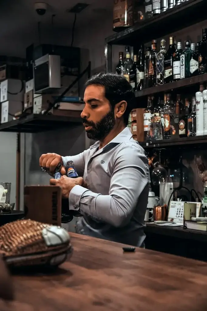 Preparando bebidas en la barra de La Tukah Bar
