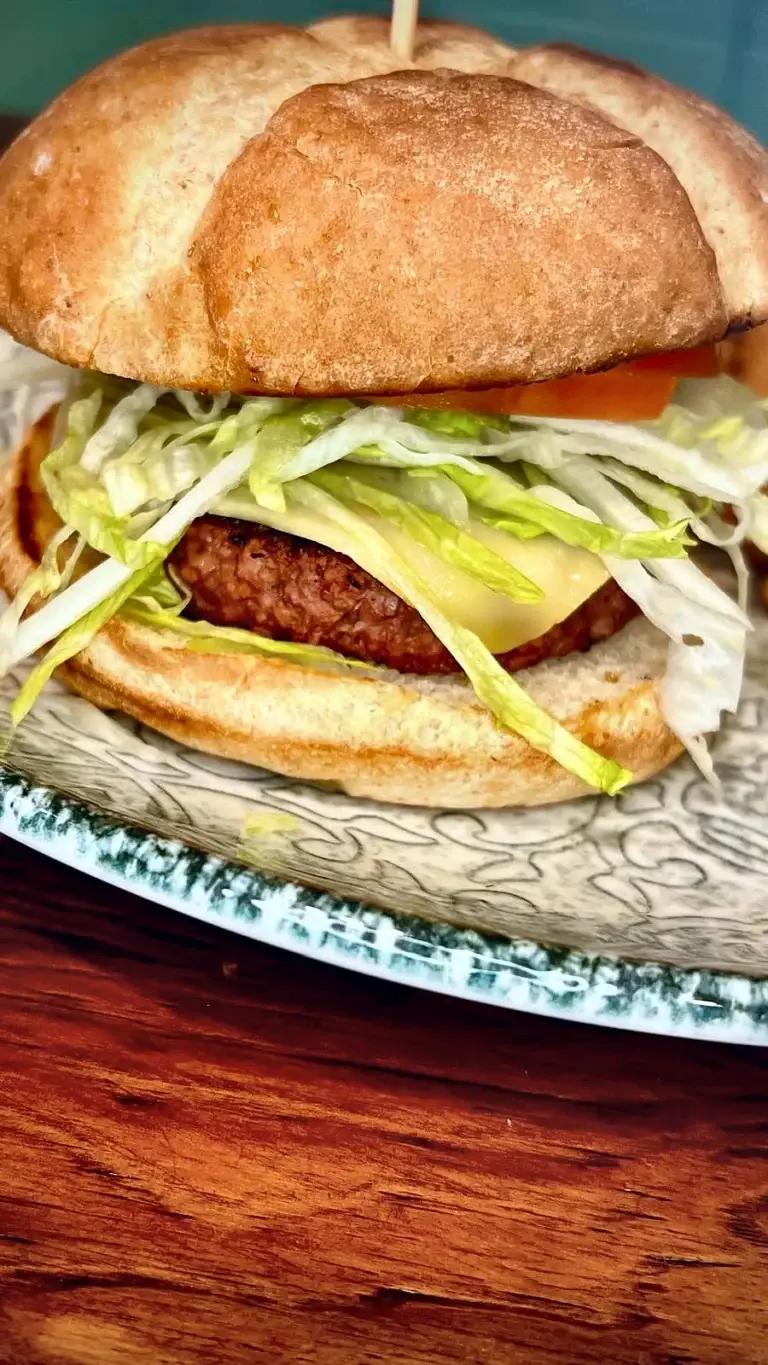 Burger en primer plano en La Tukah Bar