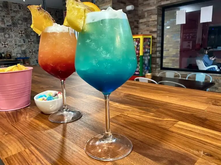 Dos cócteles de colores en La Tukah Bar