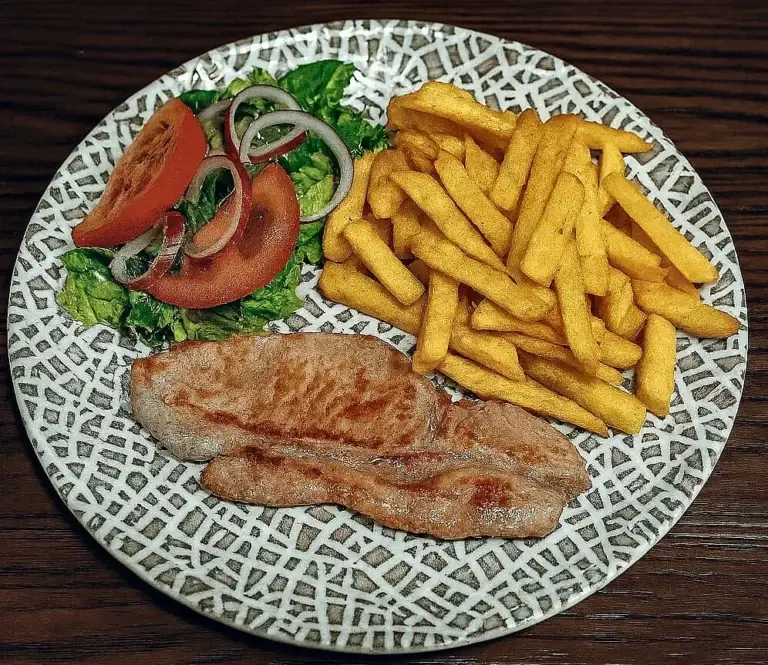 Filete con patatas y ensalada en La Tukah Bar