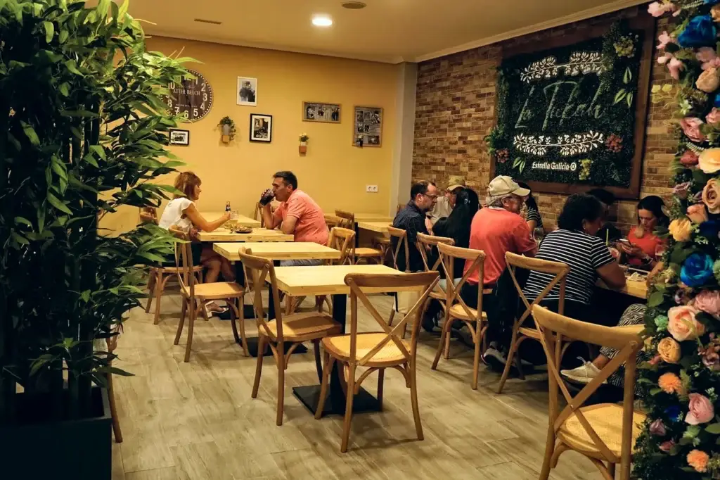 Clientes comiendo en La Tukah Bar