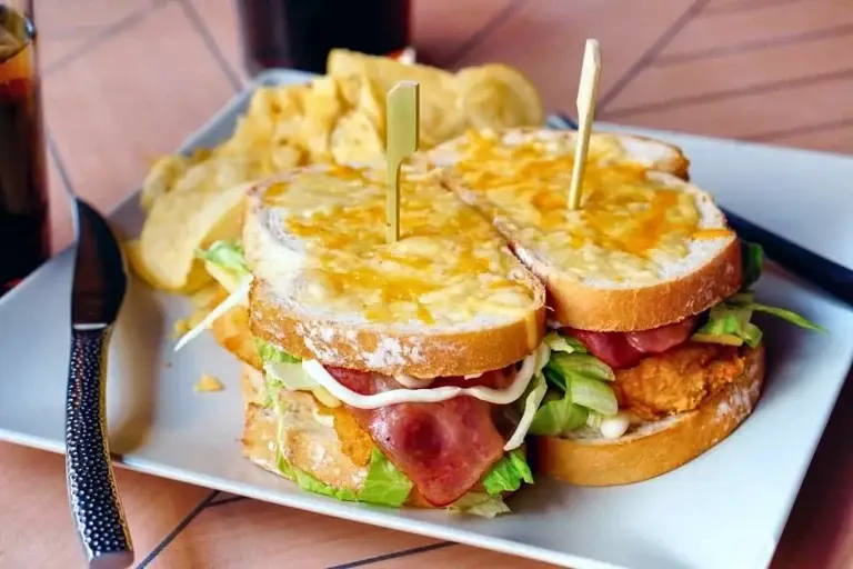 Sándwich Tukah XL con pollo crujiente, beicon y cheddar fundido