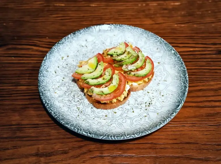 Tosta Tukah Fit con huevo revuelto, tomate y aguacate